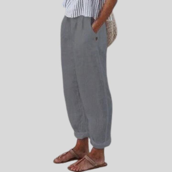 Casual women's folded hem pants, offering airy comfort for summer days. Relaxed fit and stylish for everyday.