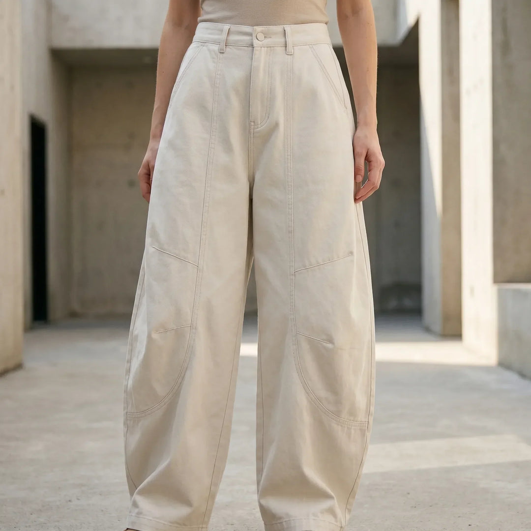 Women's baggy barrel-leg low-rise pants. Relaxed fit jeans for comfortable, casual streetwear.