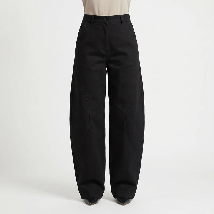 Versatile women's baggy barrel-leg pants. Low-rise relaxed fit jeans, perfect for comfortable vintage streetwear.