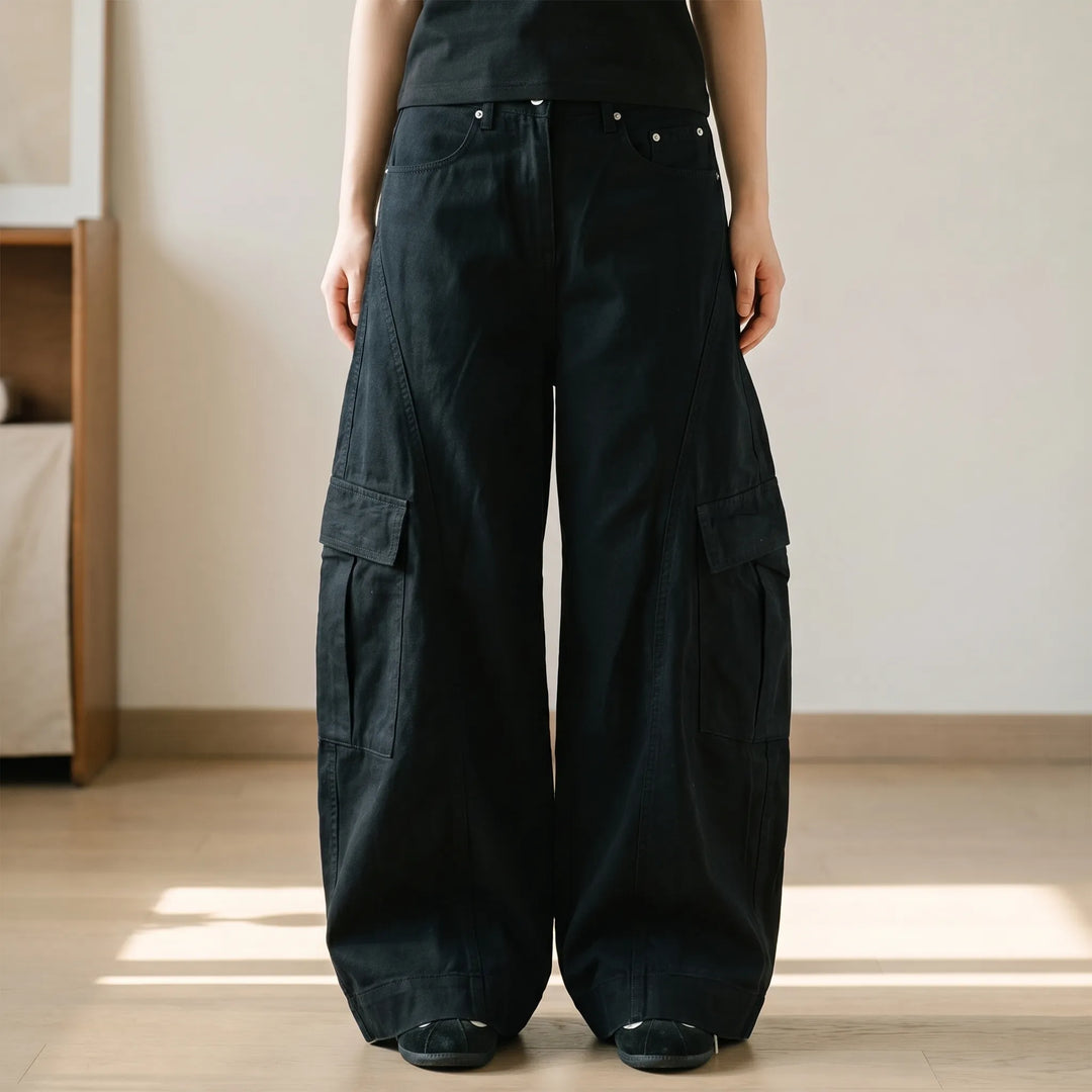Women's black baggy wide-leg pants, perfect for effortless streetwear and casual fashion.