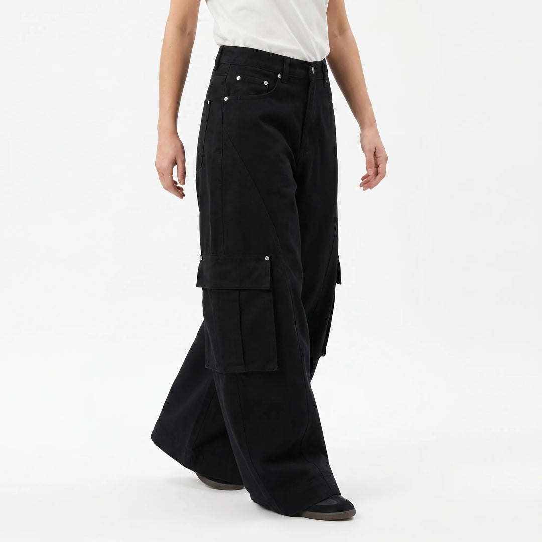 Black women's baggy wide-leg jeans, offering a comfortable, casual fit for diverse street styles.