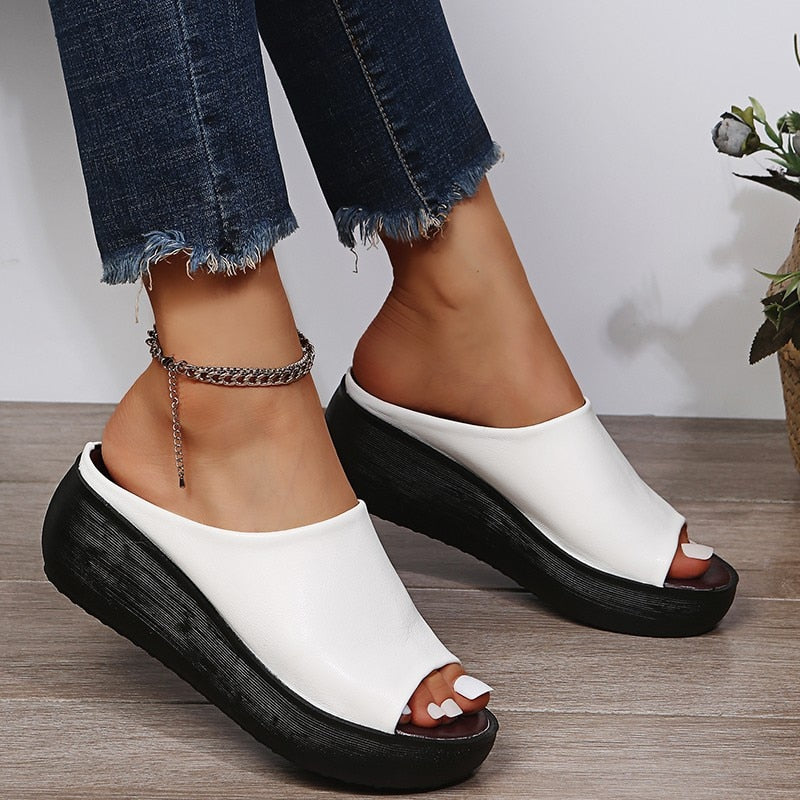 Stylish women's buckle sandals with cushioned footbed & adjustable straps for a secure, comfortable fit. Perfect for casual wear.