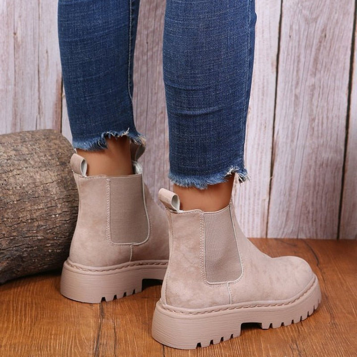 Comfortable women's platform Chelsea boots, elasticated pull-on for easy wear, ideal for chic casual outfits.