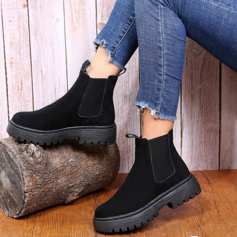 Trendy women's platform Chelsea boots, perfect for streetwear or versatile casual footwear, easy pull-on style.