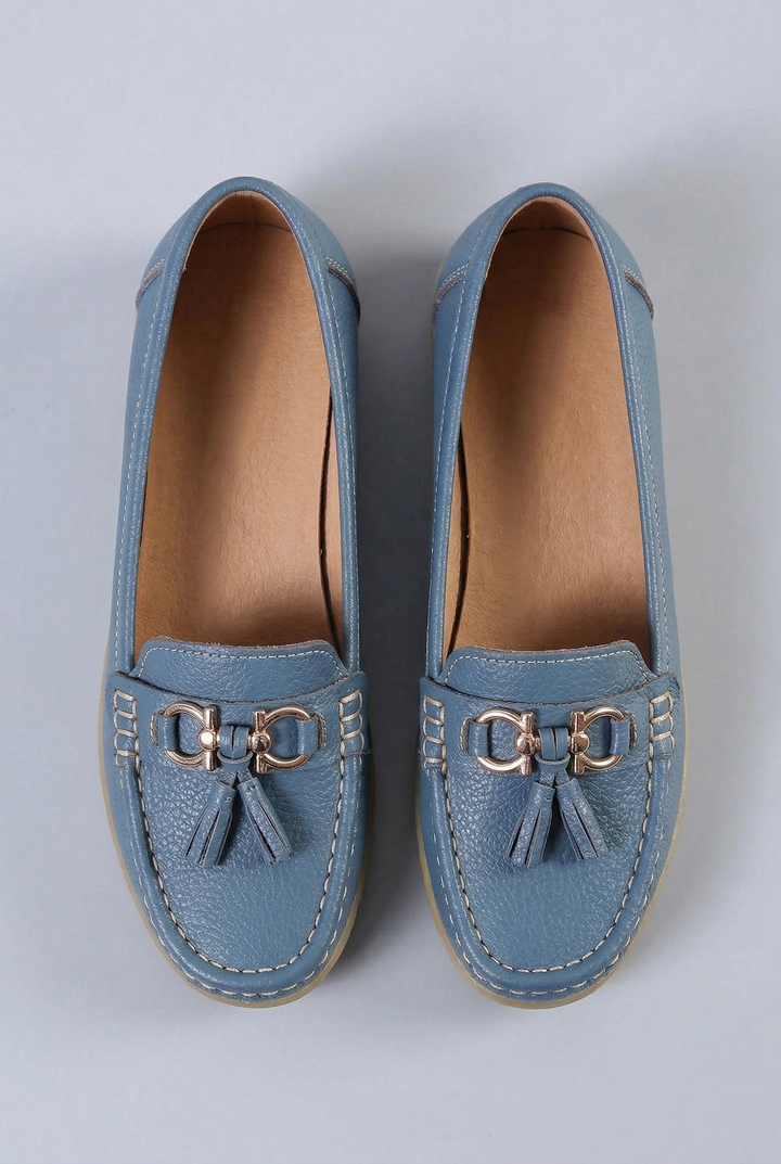 Effortless slip-on loafers for women, featuring a cushioned design for all-day comfort.