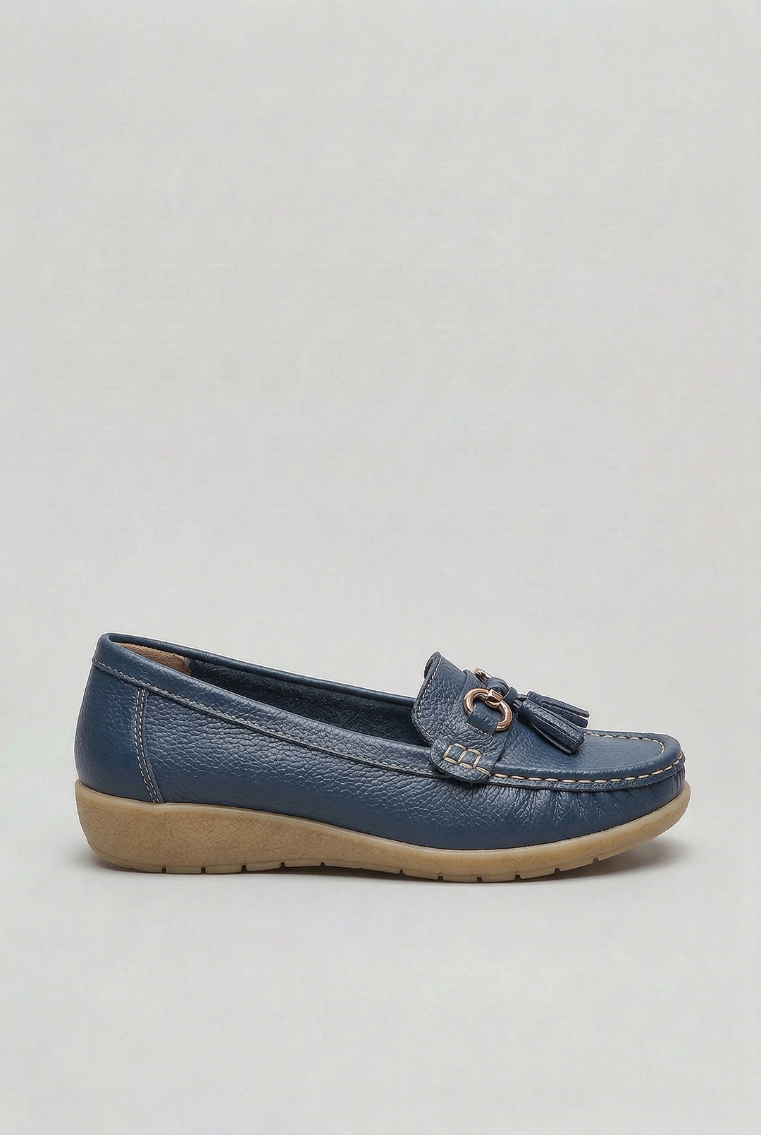 Casual women's loafers, easy slip-on footwear with comfortable cushioning for everyday use.