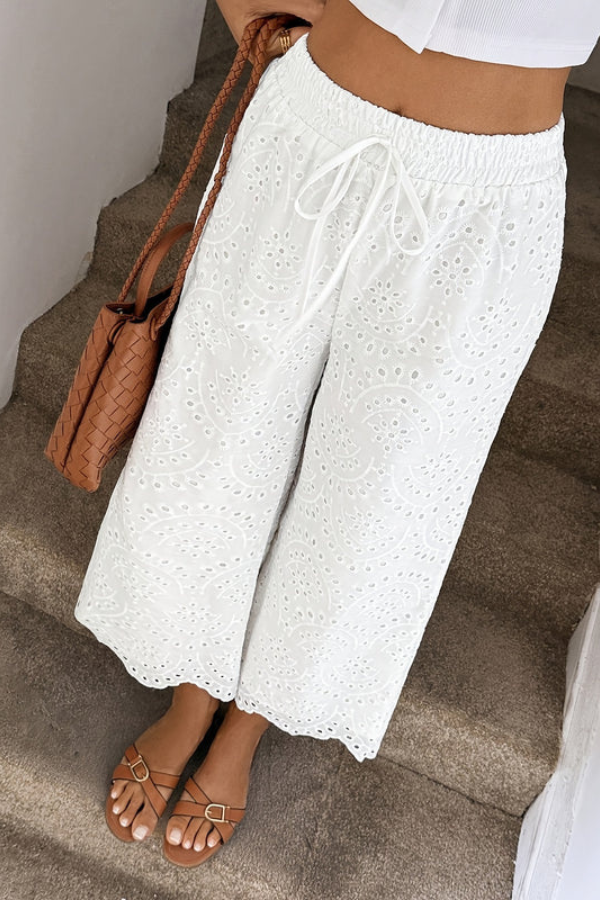 Comfortable women's cropped bohemian pants, ideal for summer, vacation, and casual everyday wear. Relaxed fit.