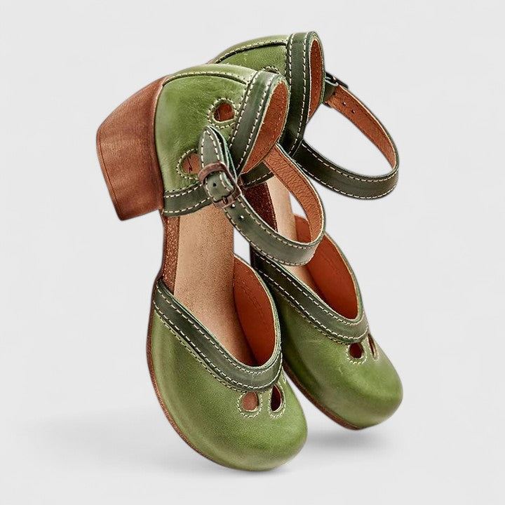 Slip-on women's casual walking sandals, versatile open-toe design for everyday comfort in summer.