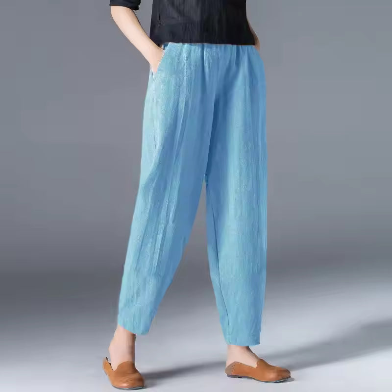 Lightweight women's summer pants with elastic waist, ideal for travel and leisure.