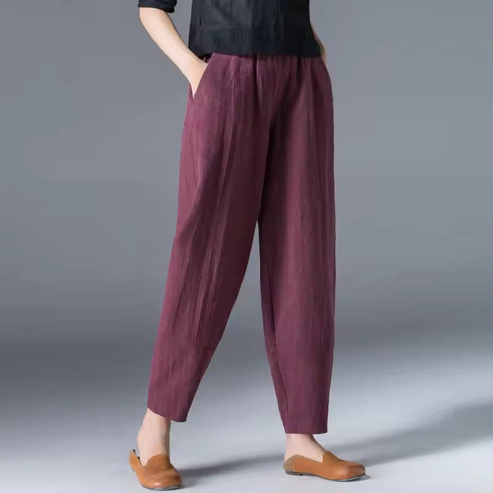 Chic women's ankle-length summer pants, breezy & breathable, ideal for casual and beach outfits.