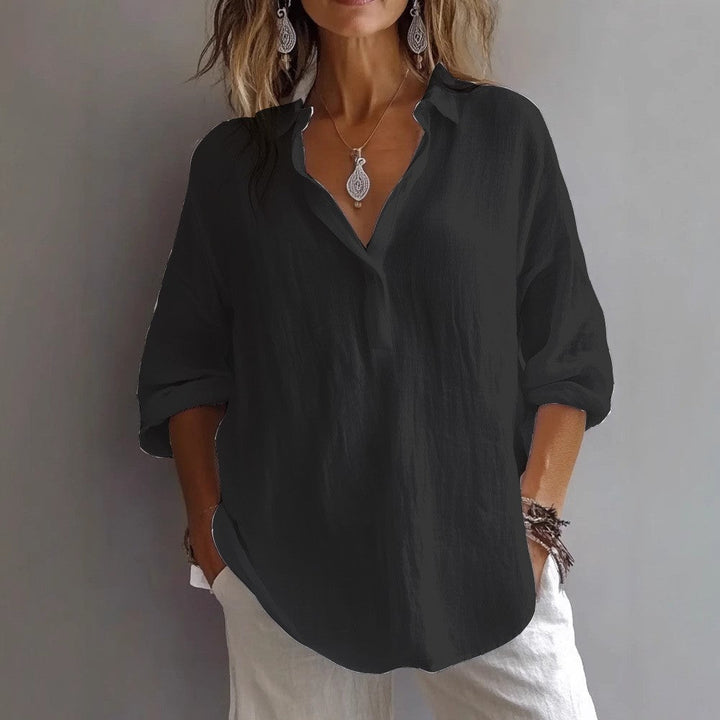 Relaxed fit women's button shirt, wide sleeves. Essential casual top for comfortable and chic summer wear.