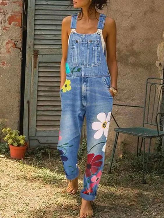 Stylish women's adjustable overalls, a versatile jumpsuit design with a bib pocket for comfortable, casual wear.