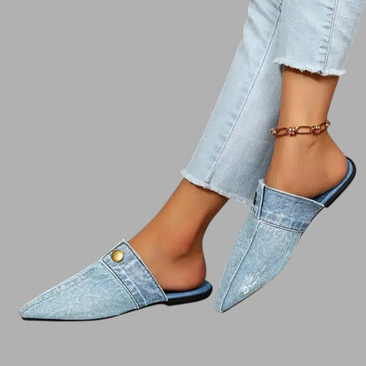 Women's casual black mule sandals, perfect for effortless slip-on comfort and everyday summer wear.