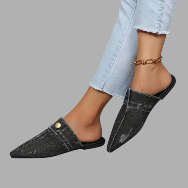 Everyday women's slip-on mule sandals with a flat sole, perfect for comfortable warm-weather footwear.