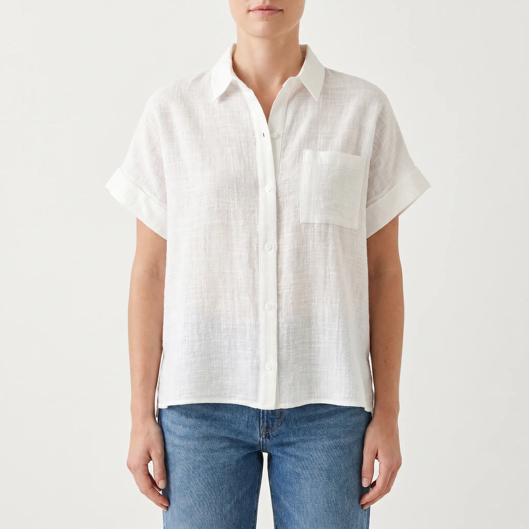 Stylish women's short sleeve button-down shirt. Casual and comfortable, ideal for versatile everyday summer outfits.