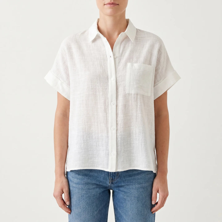 Stylish women's short sleeve button-down shirt. Casual and comfortable, ideal for versatile everyday summer outfits.