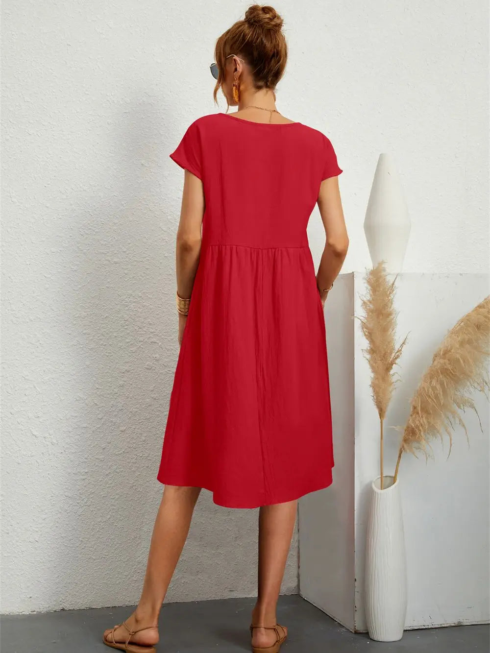 Close-up: deep pockets on a women's casual midi dress, perfect for convenience & stylish everyday wear.
