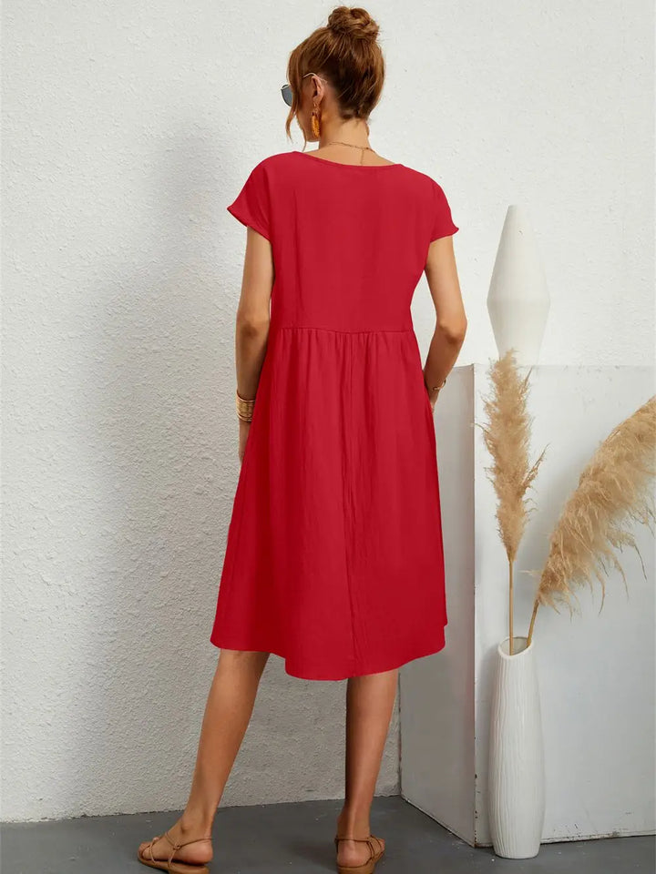 Close-up: deep pockets on a women's casual midi dress, perfect for convenience & stylish everyday wear.