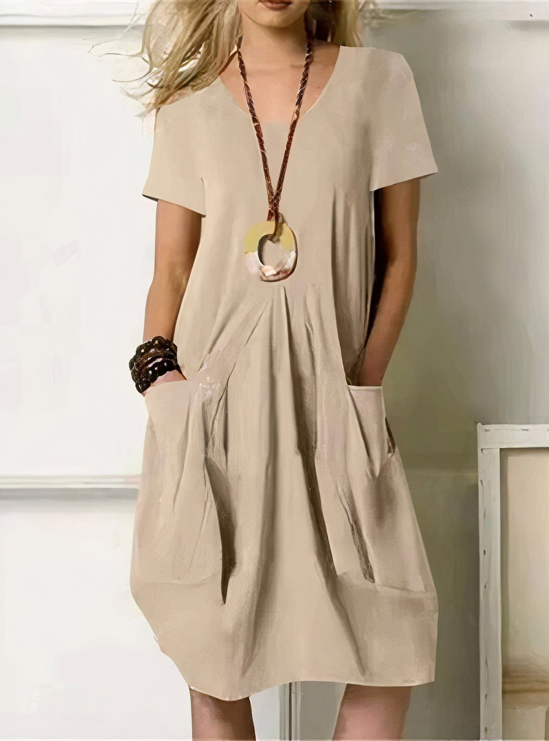 Versatile women's casual dress with a relaxed fit & practical pockets, perfect for comfortable everyday wear.