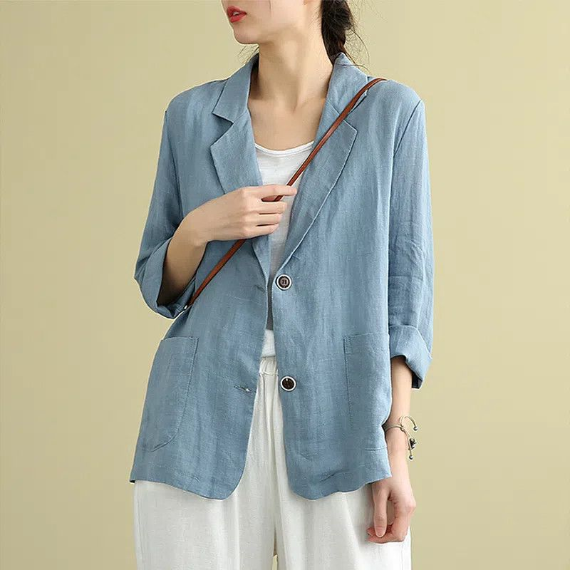 Women's casual relaxed fit single-breasted blazer in light fabric, perfect for spring smart casual office wear.