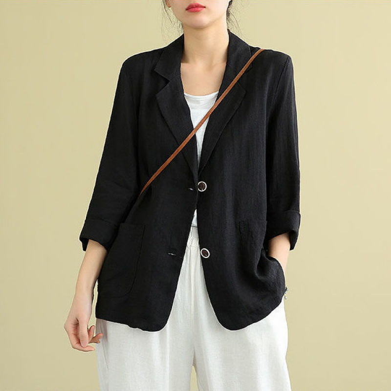 Close-up of a women's single-breasted casual blazer showing its relaxed fit and light, breathable fabric.