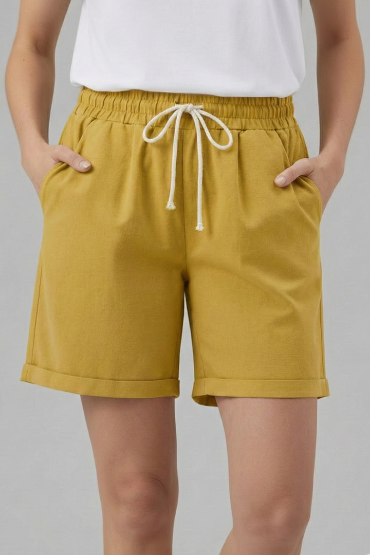 Practical women's pocket shorts, relaxed fit, drawstring waist for easy wear.