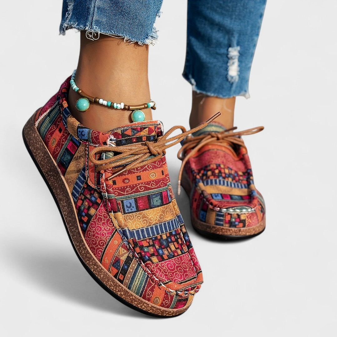 Women's casual sneakers with extra wide heel for daily comfort. Ideal walking shoes for everyday wear.