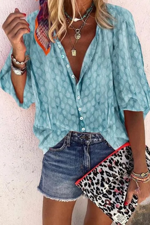 Women's chic airy button blouse, perfect for spring/summer. Relaxed fit, stylish everyday wear.