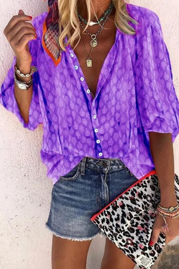 Stylish women's button blouse with an airy relaxed fit, ideal for versatile spring and summer outfits.
