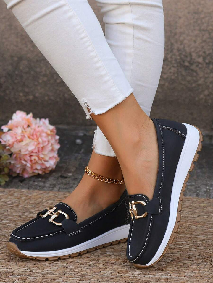 Comfortable slip-on women's flatform loafers, featuring a round toe and decorative gold chain detail.