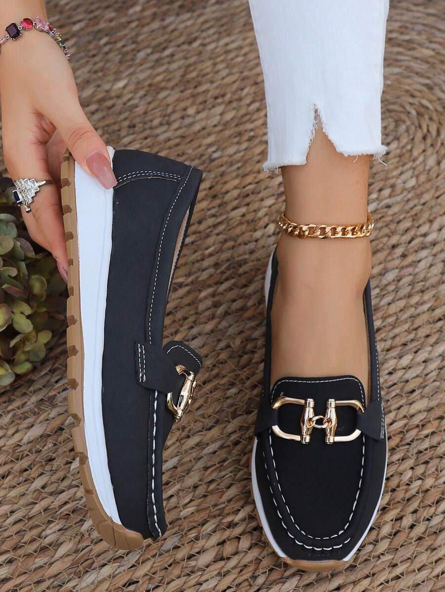 Versatile women's flatform slip-on loafers, combining everyday comfort with a fashionable gold chain.