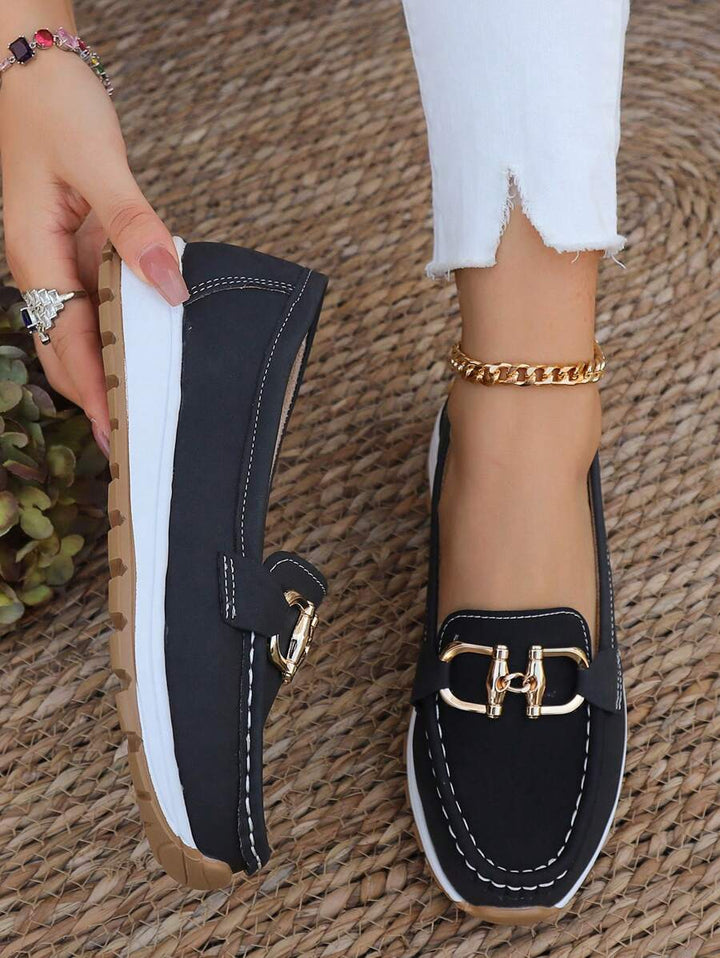 Versatile women's flatform slip-on loafers, combining everyday comfort with a fashionable gold chain.