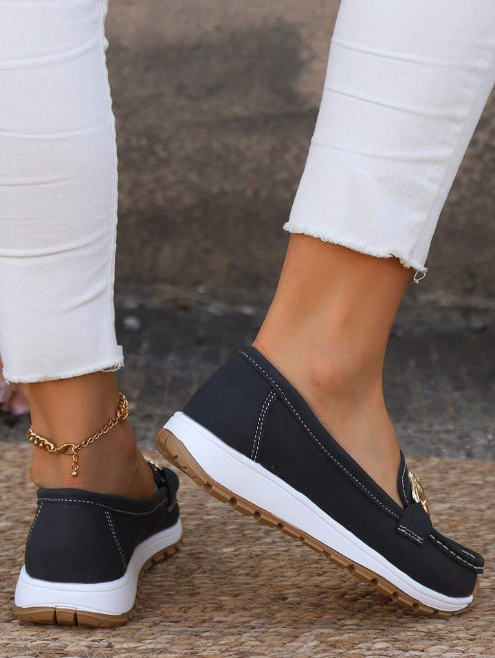 Fashionable black flatform loafers for women, featuring a sophisticated gold chain and slip-on convenience.