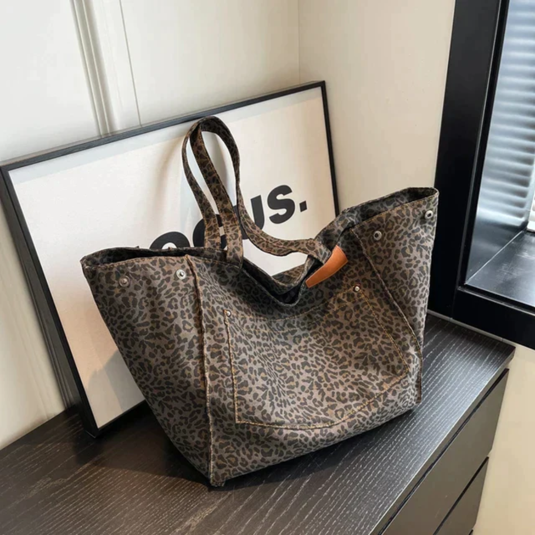 Trendy leopard print handbag for women, a statement shoulder bag with large capacity.
