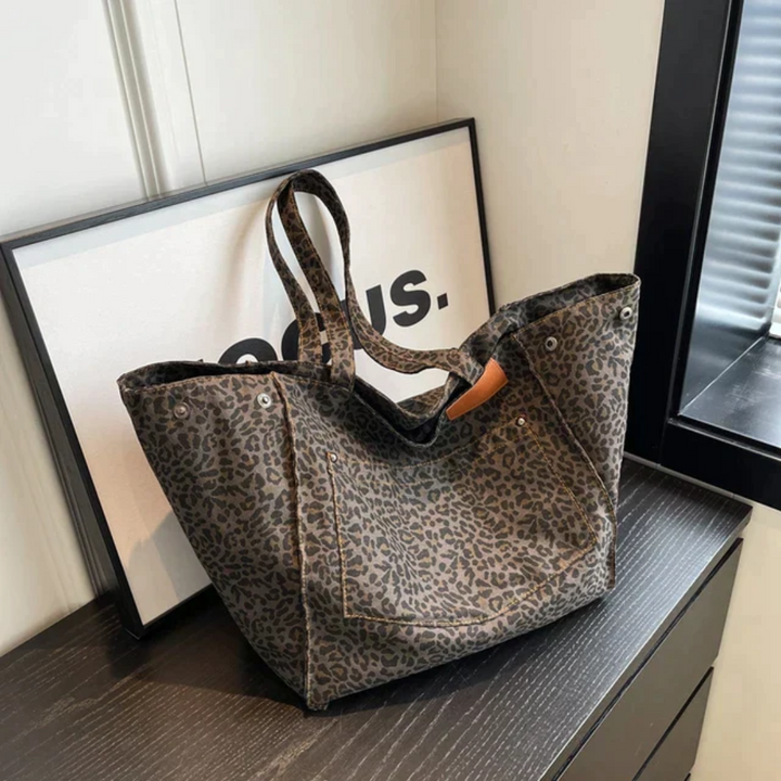 Trendy leopard print handbag for women, a statement shoulder bag with large capacity.
