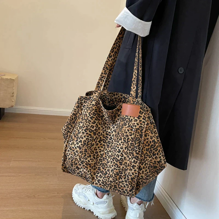 Versatile women's leopard print shoulder bag, perfect for a chic and stylish everyday look.