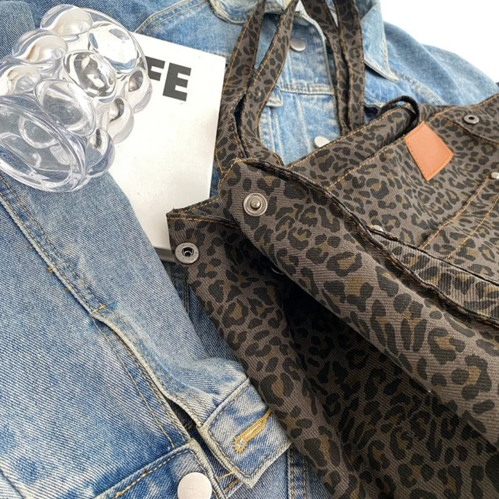 Statement women's leopard print handbag, an elegant animal print shoulder bag for fashion-forward style.