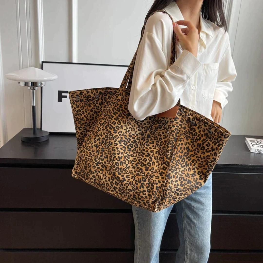 Chic women's leopard print handbag, a trendy everyday shoulder bag and fashion statement.