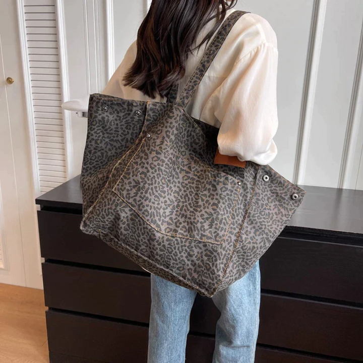 Elegant women's leopard print handbag, a versatile and chic shoulder bag, perfect for a trendy everyday statement.