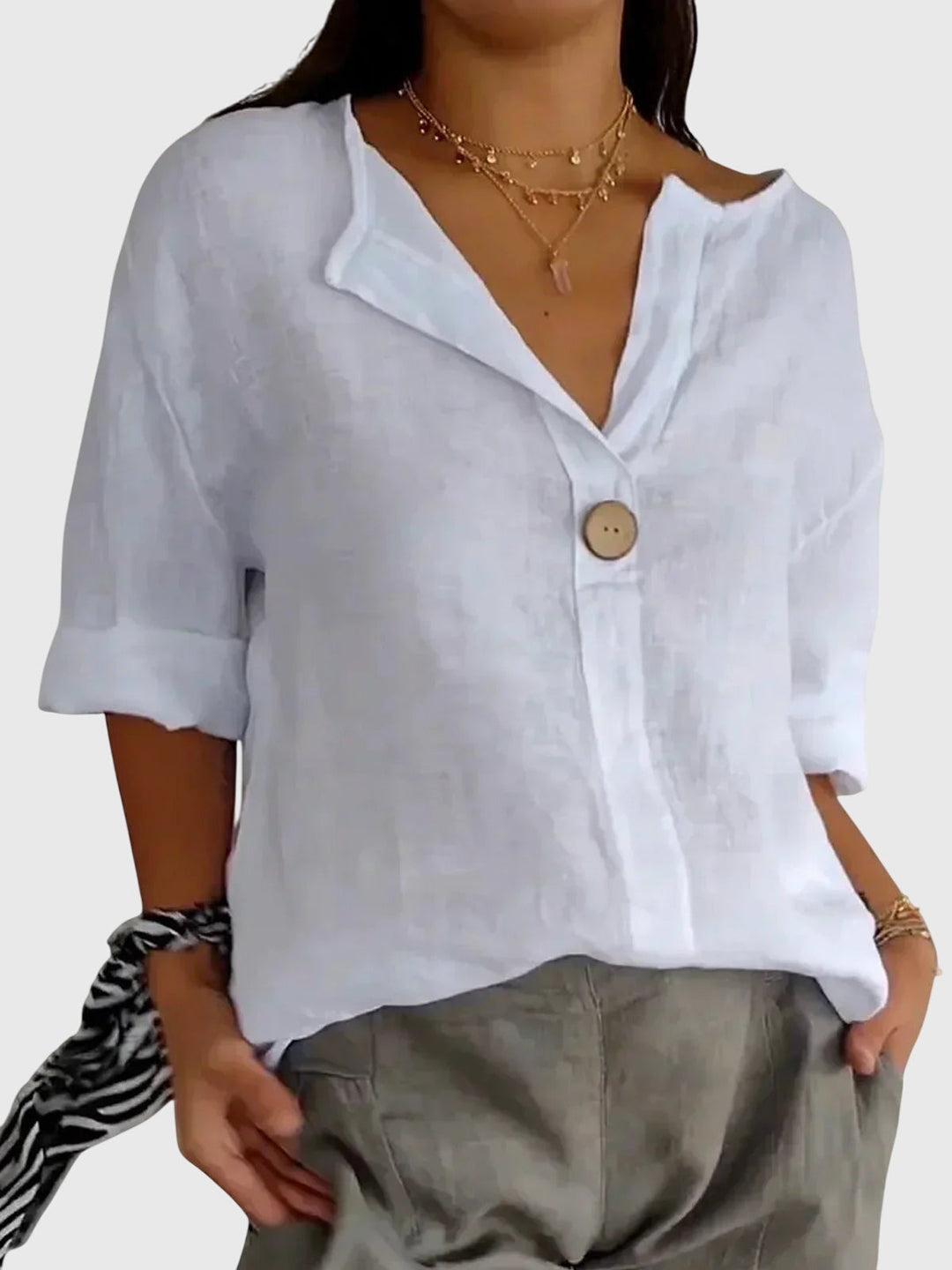 Elegant women's blouse with a flattering fit, versatile for casual or sophisticated looks.