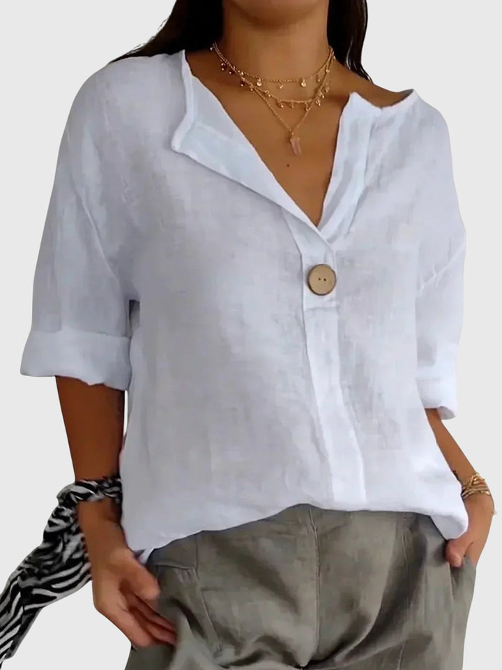 Elegant women's blouse with a flattering fit, versatile for casual or sophisticated looks.