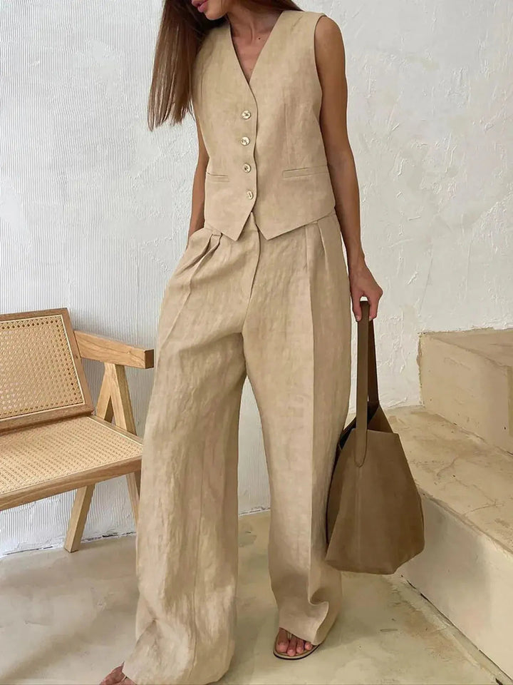 Relaxed fit women's waistcoat and wide-leg trousers set, an ideal ensemble for a sophisticated summer look.