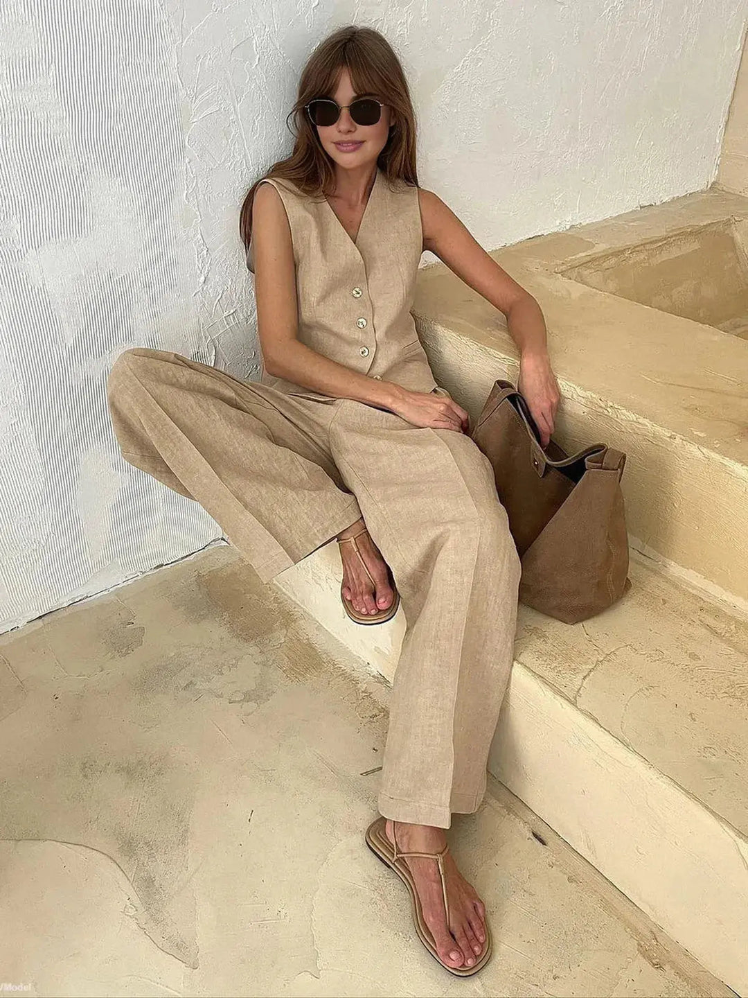 Stylish women's spring outfit: a chic waistcoat paired with flowing wide-leg trousers for an elegant appeal.
