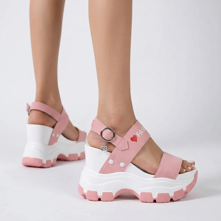 Comfortable open-toe chunky platform sandals for women, perfect for casual summer fashion.
