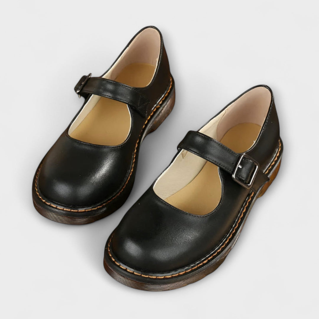 Comfortable women's Mary Jane flat shoes, ideal for formal or casual wear, with a classic buckle strap and rounded toe.