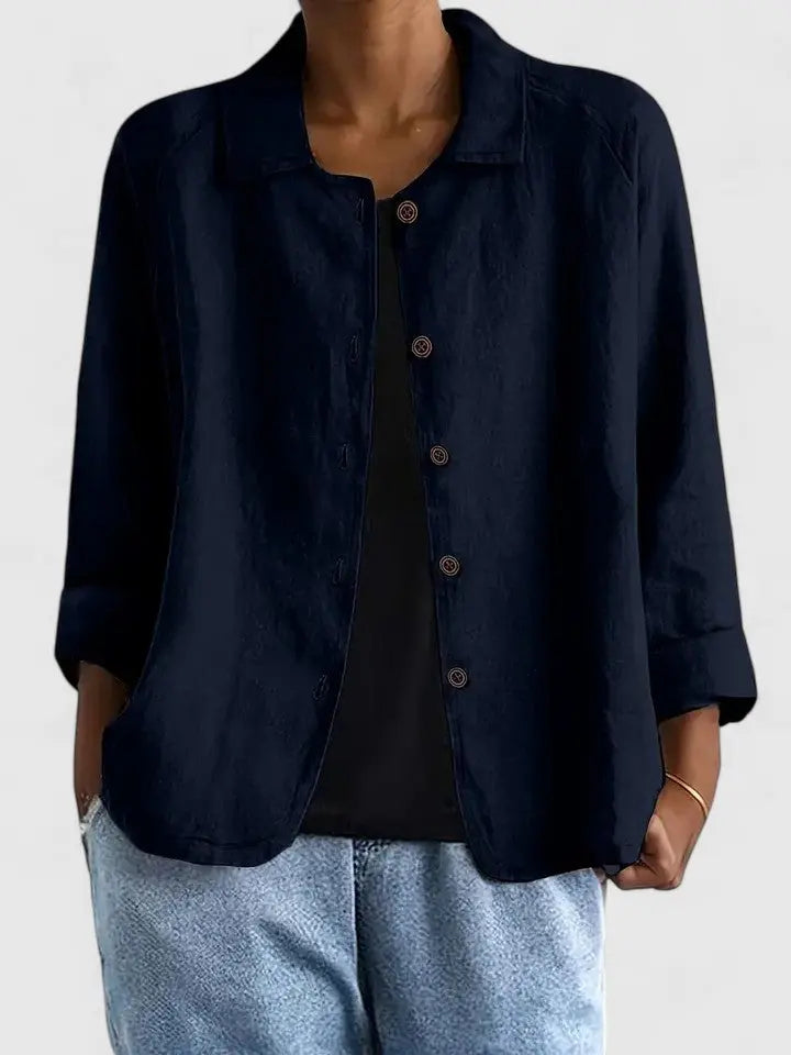 Everyday comfort: women's classic light top with a relaxed fit for versatile casual wear.