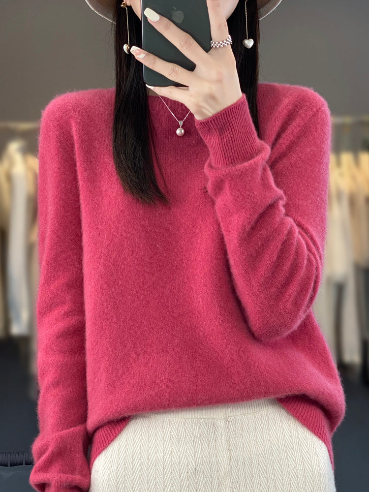 Stylish women's classic round neck pullover sweater, long sleeve for winter wear.