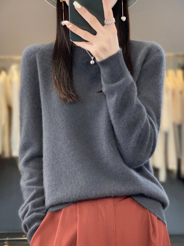 Relaxed fit women's round neck pullover sweater, comfortable and cozy knitwear.