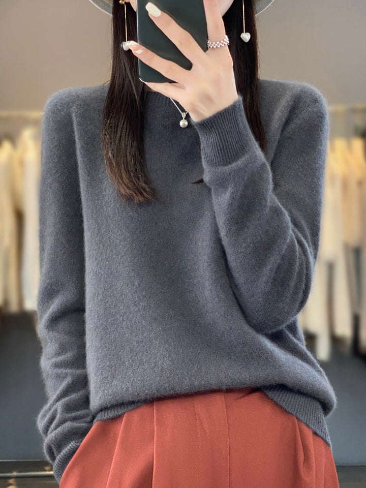 Relaxed fit women's round neck pullover sweater, comfortable and cozy knitwear.