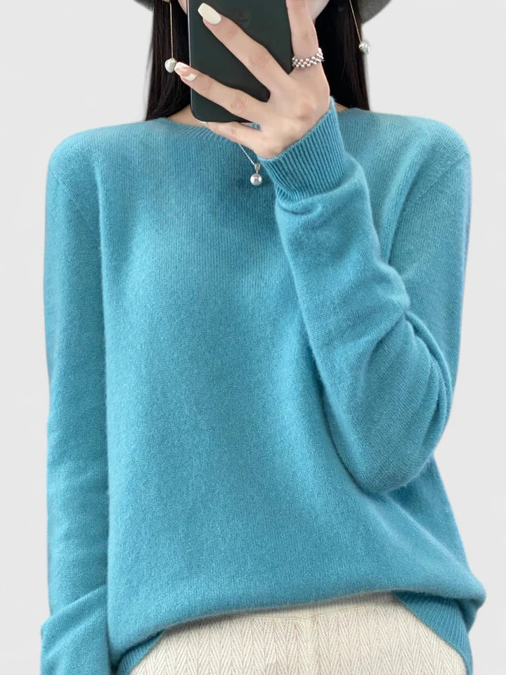 Comfortable everyday women's pullover sweater, cozy knit, round neck design.